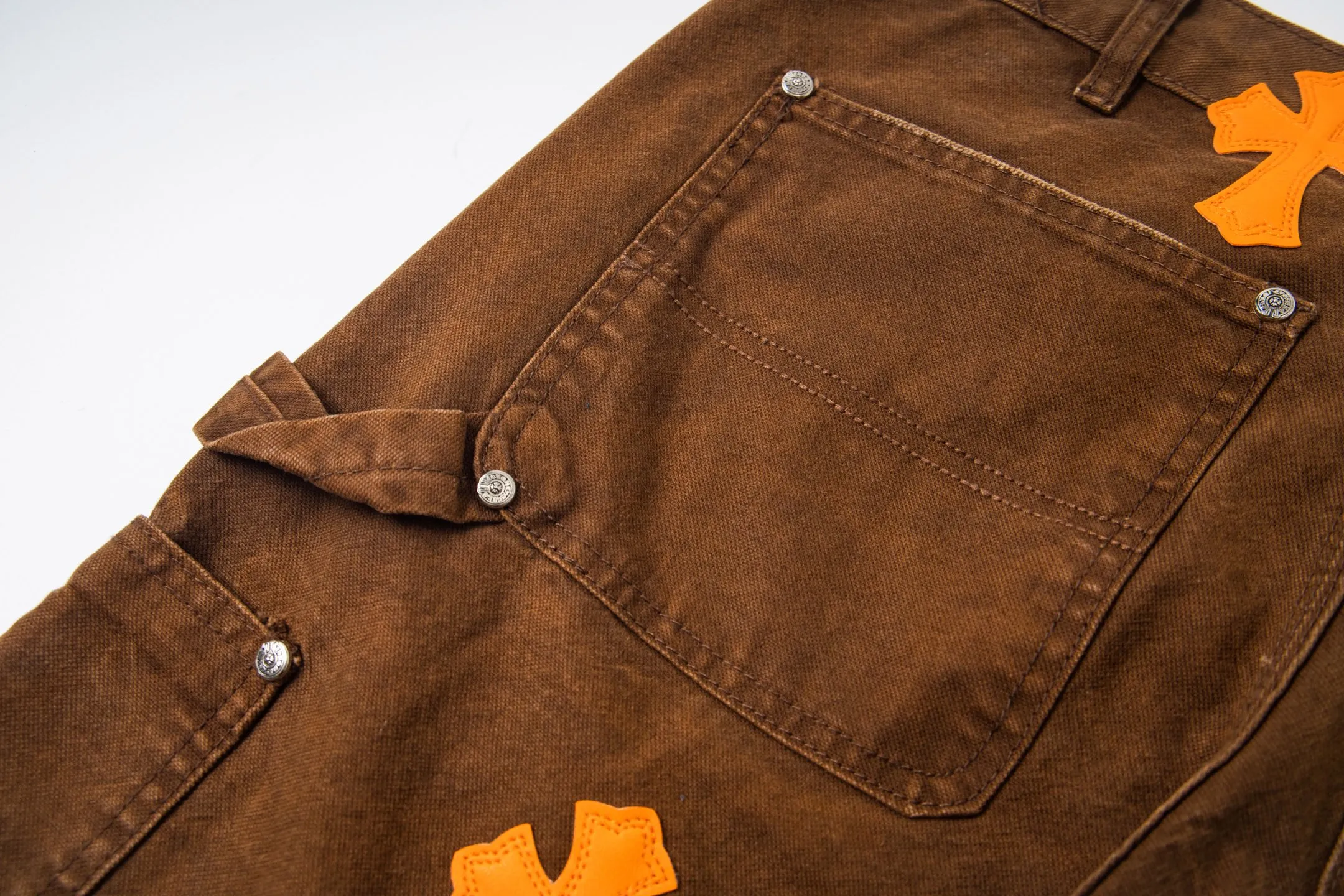 P290 Chrome Hearts Chrome Hearts Brown Logging Orange Multi-leather Jeans Multi-leather standard workwear jeans and jeans need to be washed and then disassembled and hand-stitched with sheepskin cross leather and then spliced to complete. The whole process is too complicated to describe. About Chrome Hearts This is an extremely luxurious fashion brand that can also be called the nobility of the high street. It has always been an exclusive brand for some hipsters or the second generation of rich people. Compared with ordinary high streets, it is more luxurious and noble. Compared with luxury brands, it is more fashionable and individual. It has always been a brand that I have a special liking for. Style number: 1787# Color: Brown Size: 28 30 32 34 36